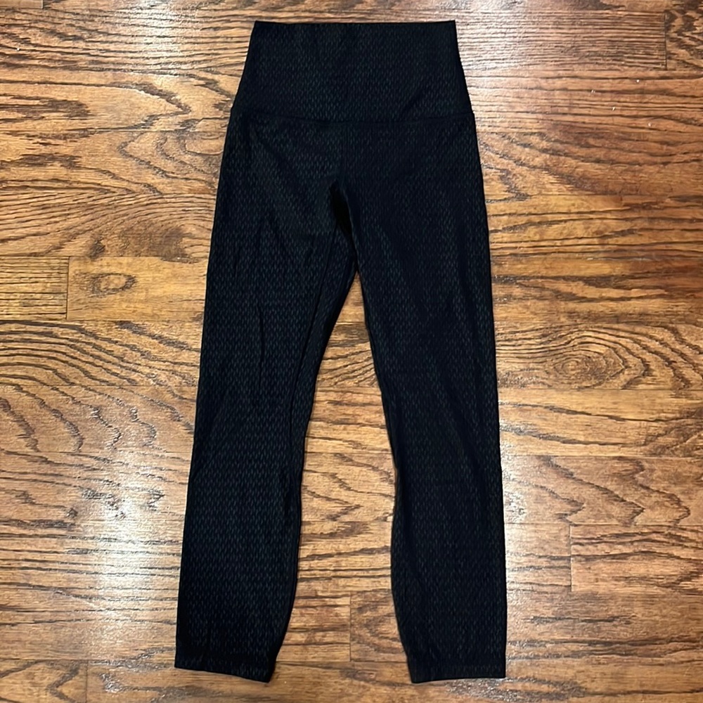 Lululemon black embossed align leggings size 2 21"